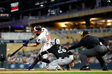 Twins Castro hits birthday homer, lifts Minnesota to 6